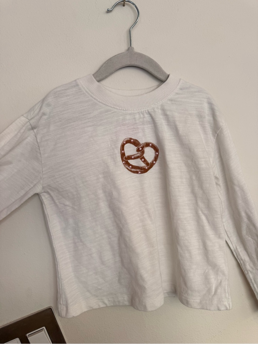 XS 4/5t Cat & Jack White Long-Sleeve Tee with Pretzel Heart Graphic and Pearls